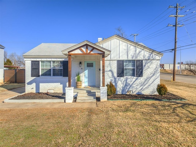 view of front of home with a front lawn