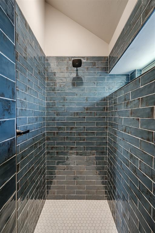 bathroom featuring a tile shower