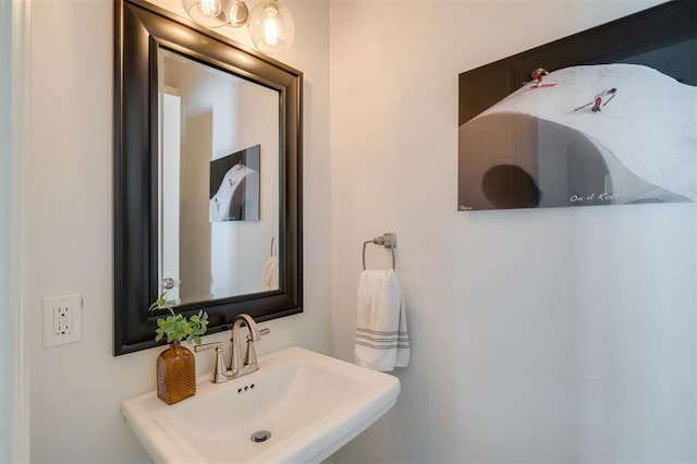 bathroom featuring sink