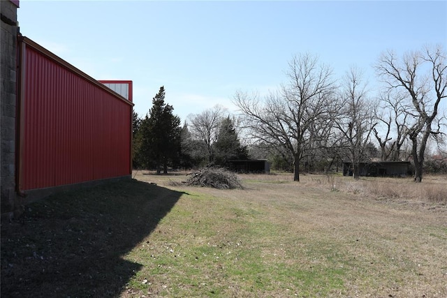 view of yard with an outdoor structure