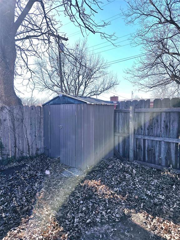 view of yard with a shed