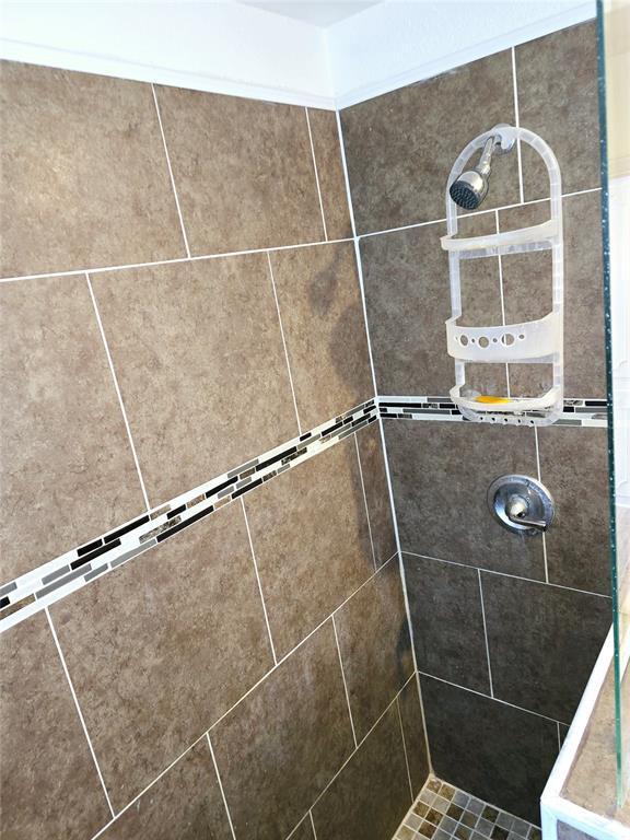 details featuring tiled shower