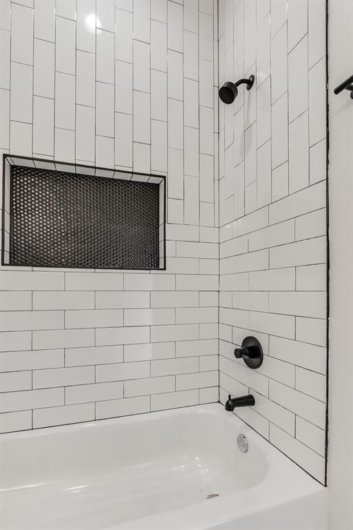 bathroom with tiled shower / bath