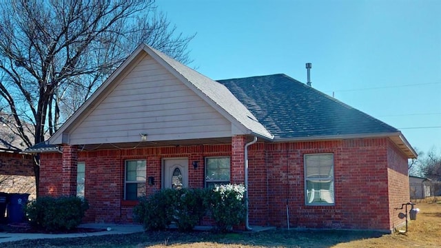 view of front of house featuring a front yard