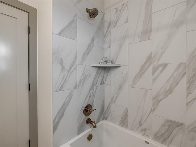 bathroom with tiled shower / bath combo