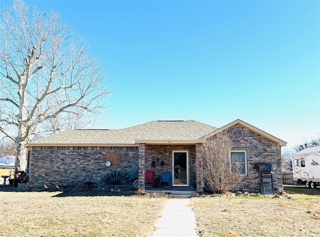 view of front of property featuring a front lawn