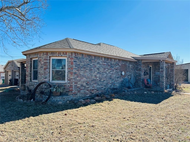 view of front of house with a front lawn