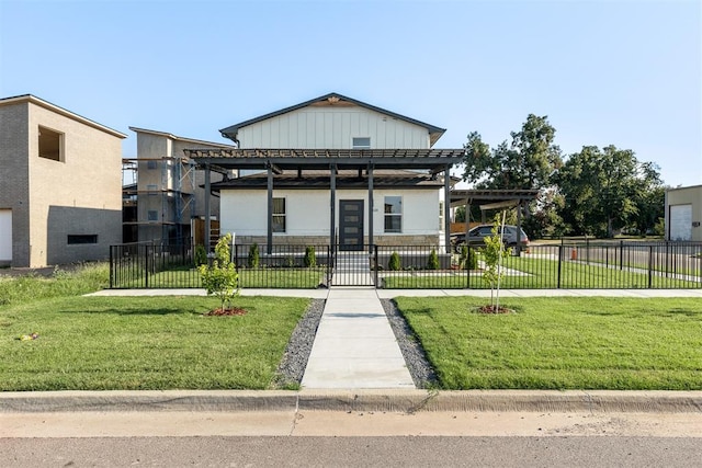 view of front of home featuring a carport and a front lawn