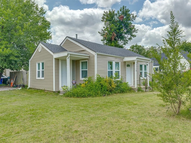 view of front of property featuring a front lawn