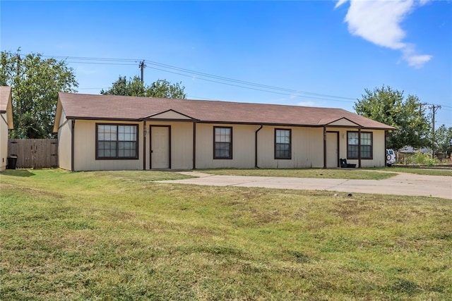 single story home featuring a front lawn