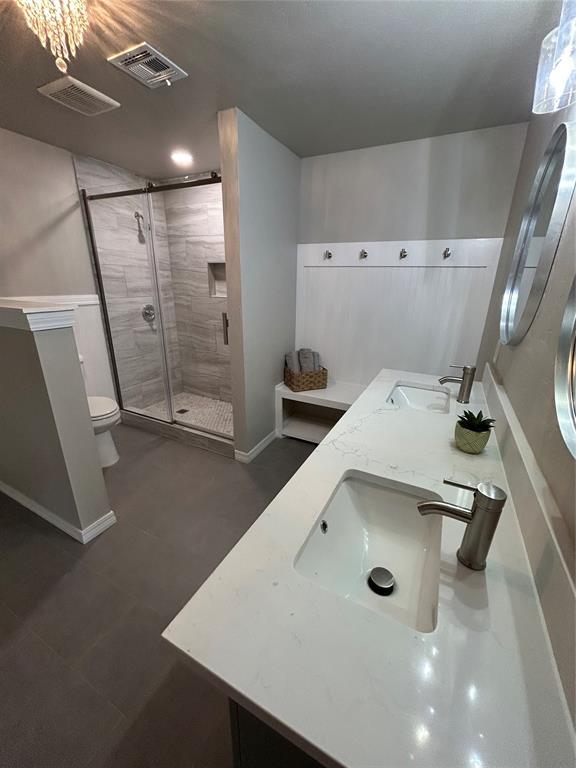 full bathroom featuring visible vents, a sink, and toilet