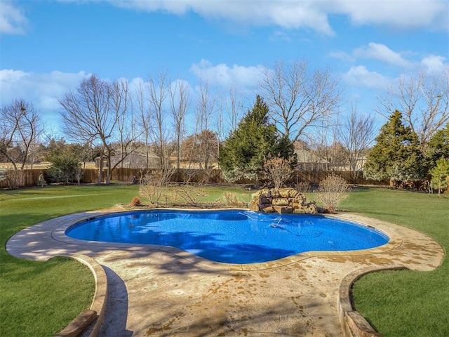 view of swimming pool featuring a lawn