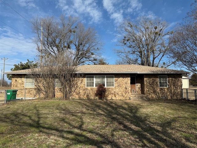 view of front of property featuring a front yard