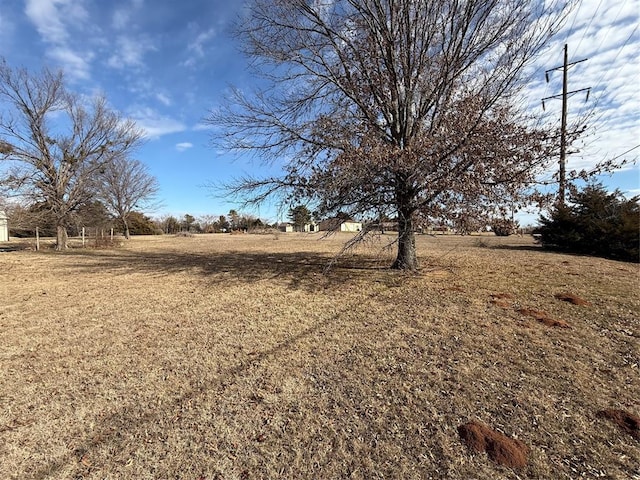 view of yard featuring a rural view