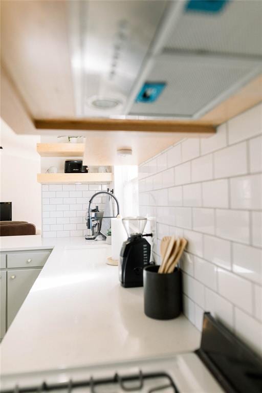 kitchen with decorative backsplash