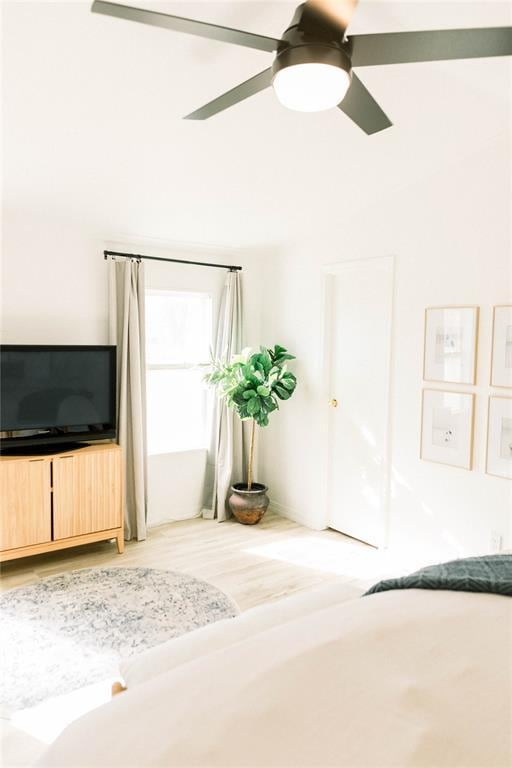 unfurnished bedroom featuring ceiling fan