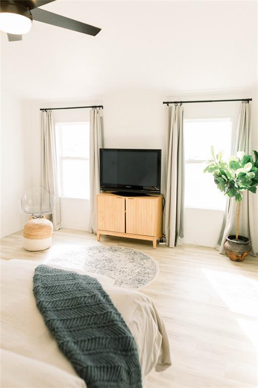 bedroom featuring ceiling fan