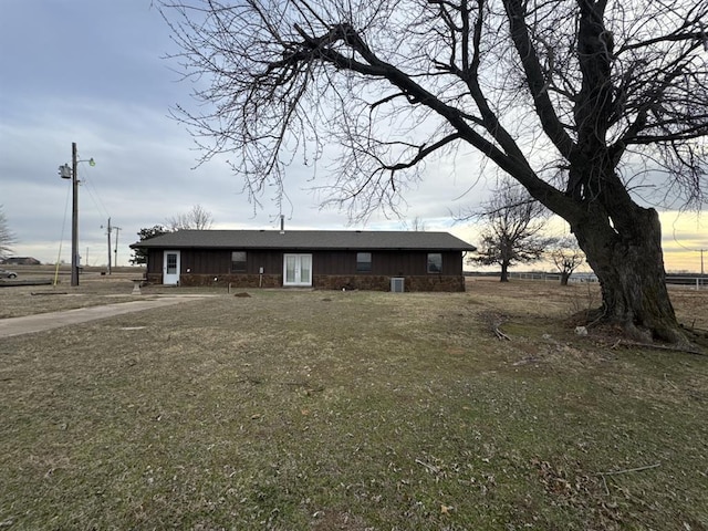 ranch-style house featuring a lawn