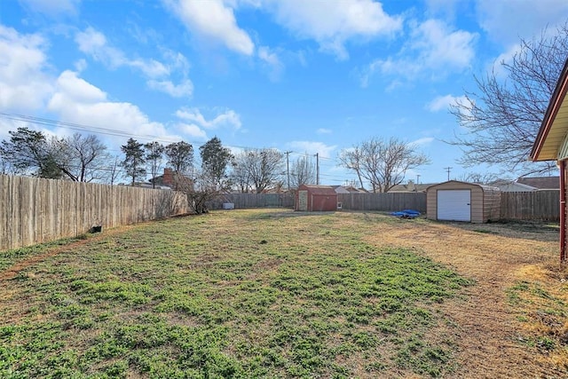 view of yard featuring a storage shed