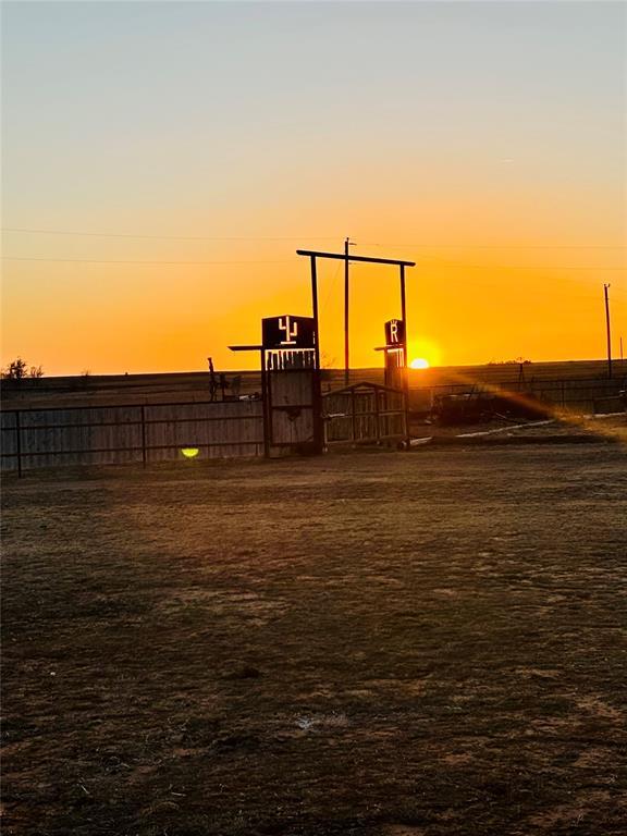 view of yard at dusk