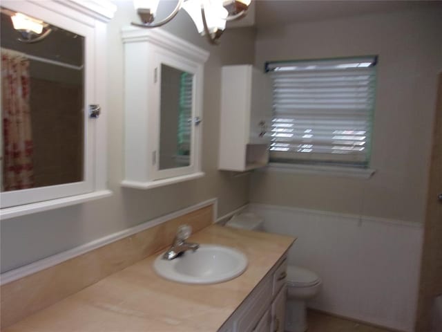 bathroom featuring vanity, a shower with curtain, a chandelier, and toilet