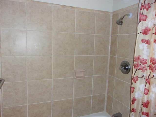 bathroom with shower / tub combo with curtain