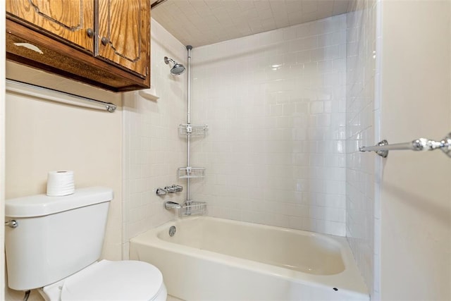 bathroom with tiled shower / bath and toilet