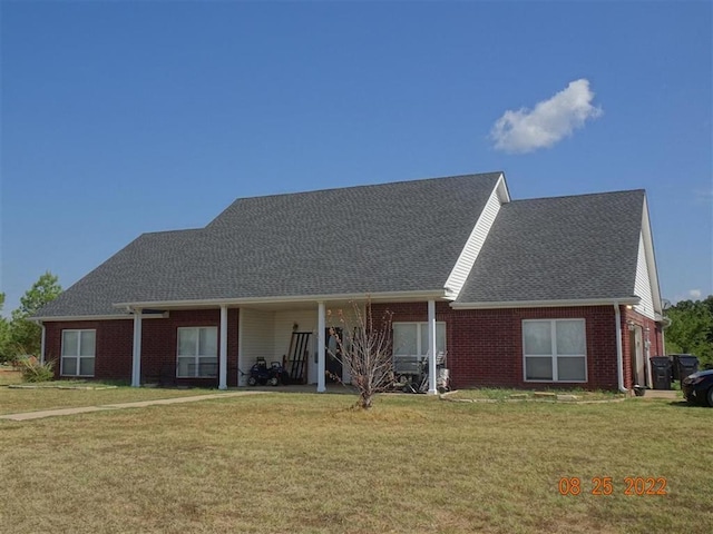 view of front of property with a front lawn