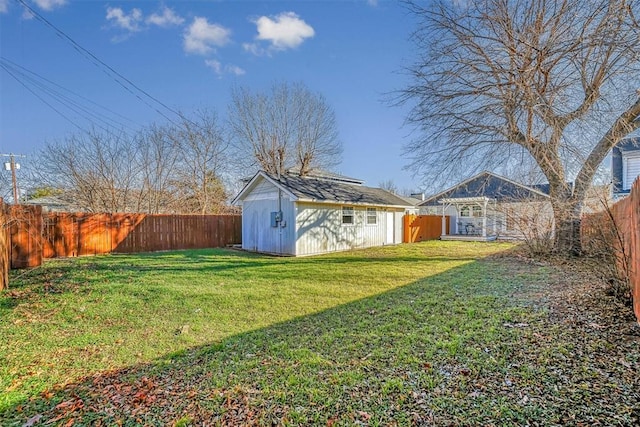 view of yard with an outbuilding