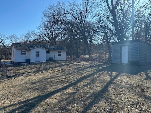 view of yard featuring a storage shed