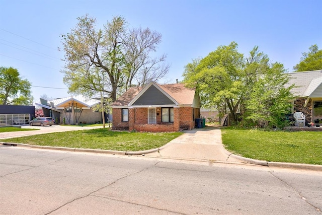 ranch-style house featuring a front lawn