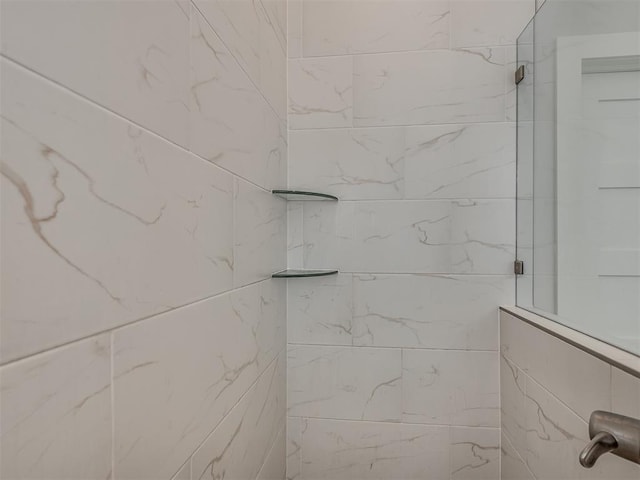 bathroom featuring tiled shower