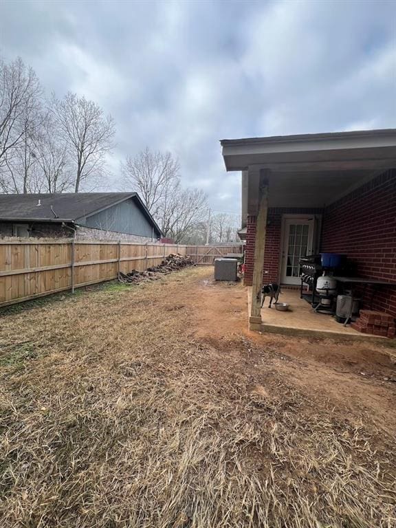 view of yard featuring a patio area