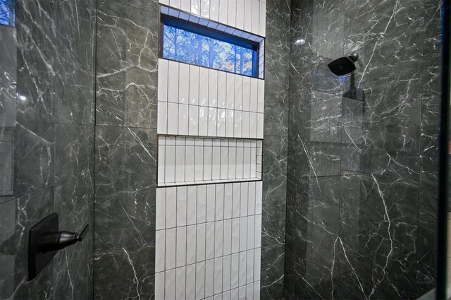 bathroom featuring tiled shower