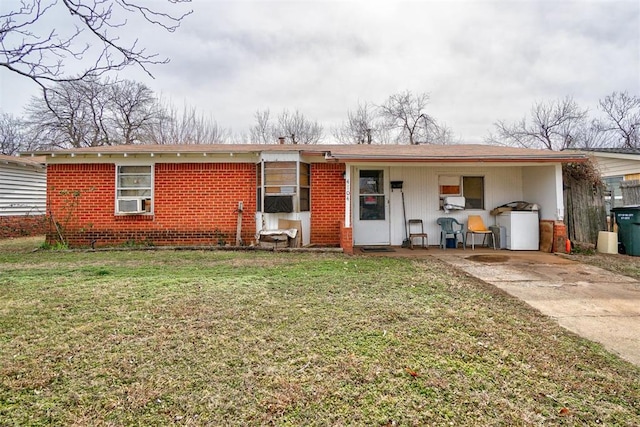 view of front of property with a front lawn