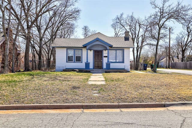 view of front of home with a front lawn