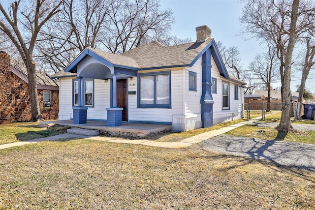 view of front of property with a front lawn