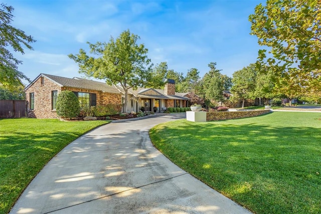 view of front of property featuring a front yard