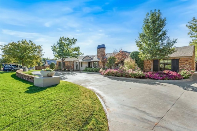 single story home with a front lawn