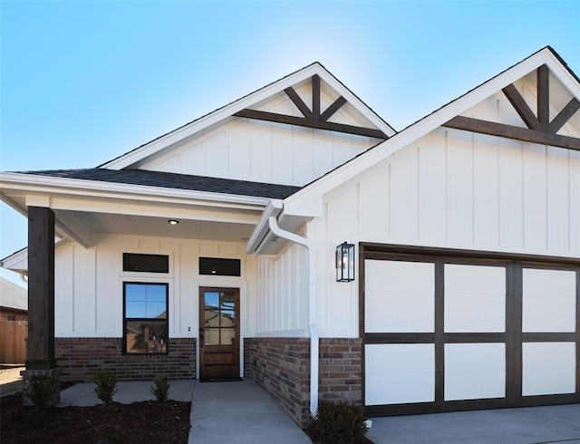 view of front facade featuring a garage