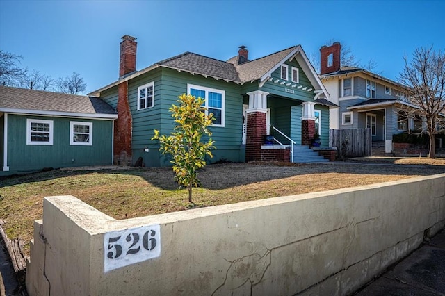 view of front of home featuring a front lawn