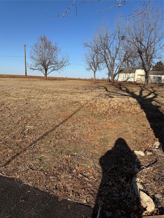 view of yard featuring a rural view