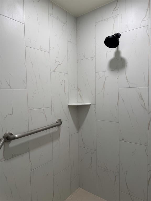 bathroom featuring a tile shower