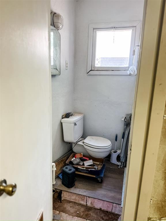 314 W Kentucky Ave, Anadarko, OK 73005 - half bath with toilet