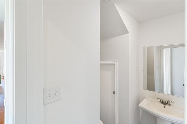 bathroom featuring sink