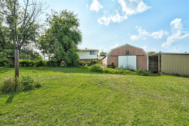 view of yard featuring an outbuilding