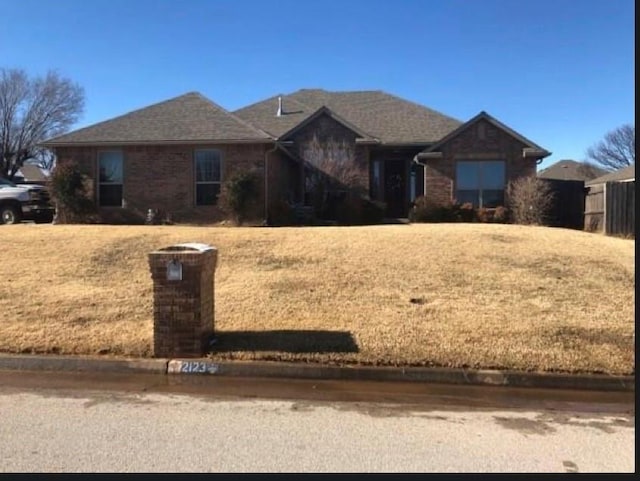 single story home with a front yard