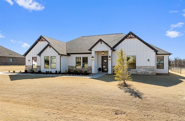 modern farmhouse featuring a front lawn