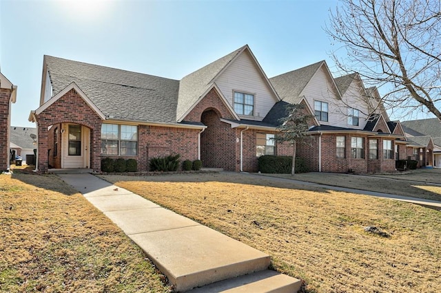 view of front of property with a front lawn