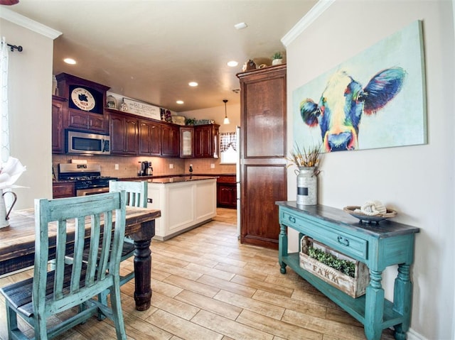 kitchen with tasteful backsplash, light wood-style flooring, appliances with stainless steel finishes, crown molding, and recessed lighting